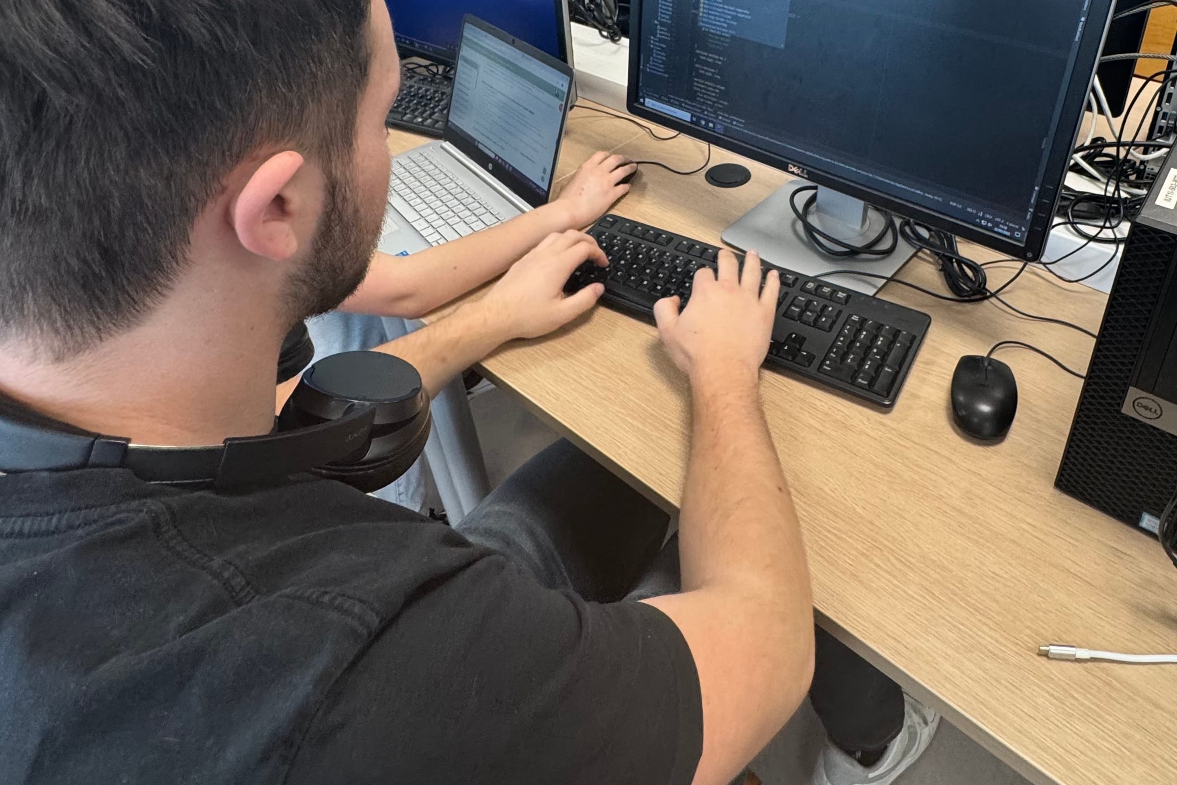 Lucas en train de coder en salle informatique
